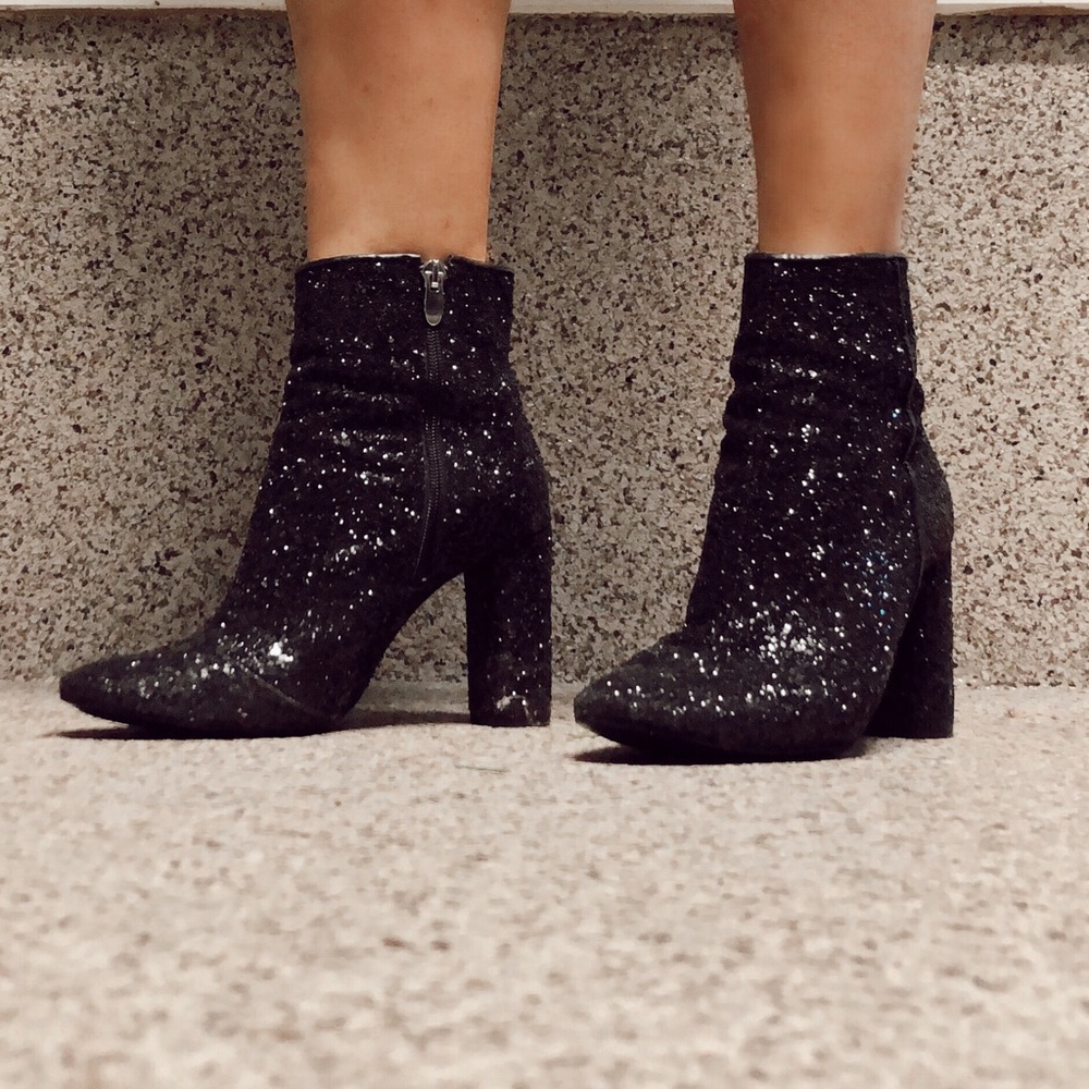 TROUSSEAUX Sparkly Black Booties w/ Heel 🖤